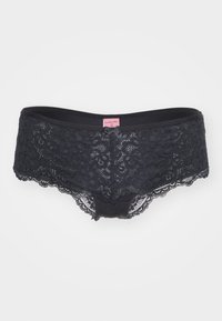 Culottes noires en dentelle avec une taille lisse, ornées de motifs floraux, d'un ourlet en dentelle festonnée et d'une petite étiquette de marque rose.