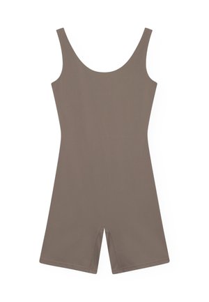 Ermeløs taupebrun tettsittende romper med brede skulderstropper og shorts som går til midt på låret på hvit bakgrunn.
