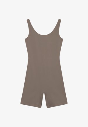 Ermeløs taupebrun tettsittende romper med brede skulderstropper og shorts som går til midt på låret på hvit bakgrunn.