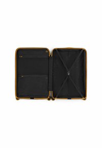 Zwarte kofferinterieur met gele accenten, voorzien van mesh ritszakken, kruisbanden en een gestreepte voering. Ruimtelijk en georganiseerd ontwerp.