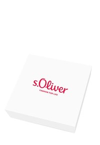 Scatola rettangolare bianca con logo rosso "s.Oliver" e slogan "Fashion for Life" centrato sul coperchio.