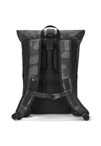 Čierny batoh s dizajnom tie-dye, polstrovaným sieťovým chrbtom, nastaviteľnými popruhmi a rukoväťou na vrchu. Obsahuje kovové pracky a uzatváranie na rolovanie.