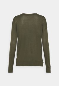 Sweter typu pulower w oliwkowej zieleni, wykonany z lekkiej dzianiny, o luźnym kroju, z długimi rękawami, zaokrąglonym dekoltem i rozcięciami po bokach na dole.