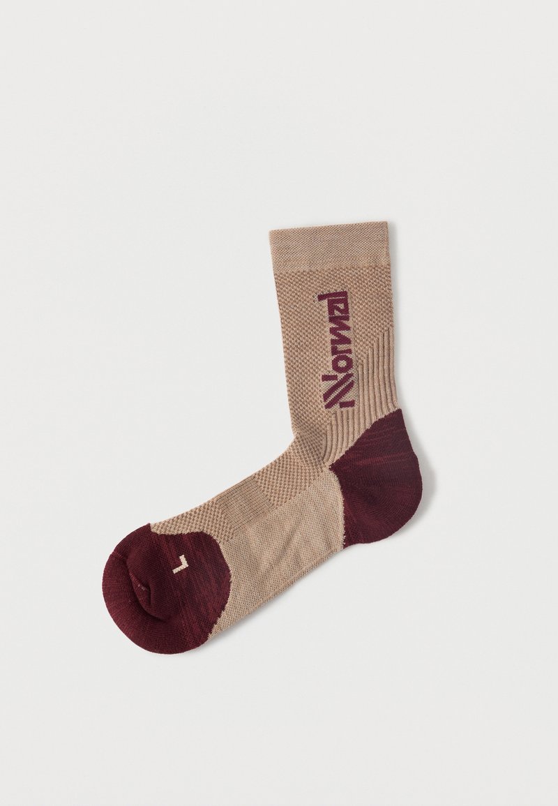 Beige and maroon ankle sock with textured knit and "Norwal" logo in maroon on the side, marked with an "L" on the toe.