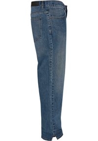 Keskmise sinise värvusega denim teksad, otse säärega disain, viis taskut ja lukuga lend, millel on ülemine nupp. Kangale on lisatud peened kulutused.