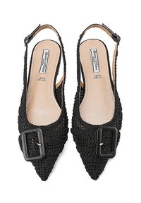 Le décolleté nere con cinturino alla caviglia presentano una trama intrecciata con punta affusolata, una grande fibbia decorativa e un'intersuola in pelle beige liscia.