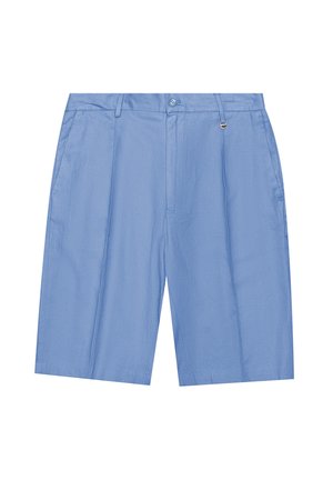 Pantalones cortos azul claro con una textura suave, que presentan un frente plisado, dos bolsillos laterales y un cierre de botón. Los bordes dobladillados completan el diseño.