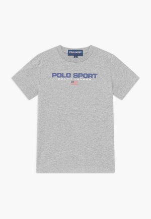 Graues T-Shirt mit kurzen Ärmeln mit dem Schriftzug "POLO SPORT RALPH LAUREN" und einer kleinen amerikanischen Flagge in der Mitte vorne bedruckt.