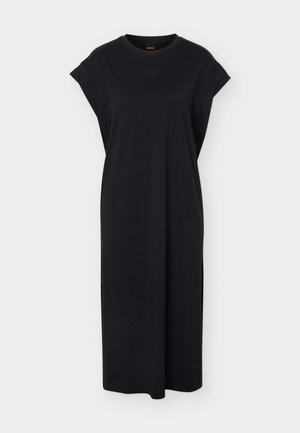 Svart midi kjole uten ermer med rund hals, subtil logo brodert på brystet og avslappet passform, vist på hvit ensfarget bakgrunn.