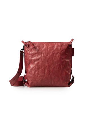 Rote Leder-Crossbody-Tasche mit einer zerknitterten Textur, Reißverschluss, verstellbarem Gurt und zwei runden Hardware-Akzenten.