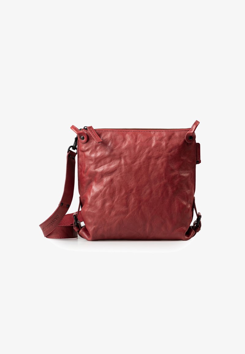 Rote Leder-Crossbody-Tasche mit einer zerknitterten Textur, Reißverschluss, verstellbarem Gurt und zwei runden Hardware-Akzenten.