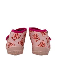 Scarpe slip-on rosa con motivi di orsetti rossi, parte superiore in peluche, bordi rosa e suole testurizzate per una buona presa. La vista posteriore mostra il design e i sistemi di chiusura.
