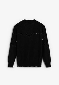 Svart stickad långärmad tröja med ribbade manschetter och nederkant, dekorerad med små silverpläterade nitar på övre ryggen och ärmarna.