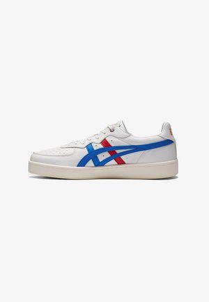Witte sneakers met blauwe en rode accenten, gemaakt van leer. Voorzien van een geperforeerde neus, platte veters en een dikke, getextureerde zool.