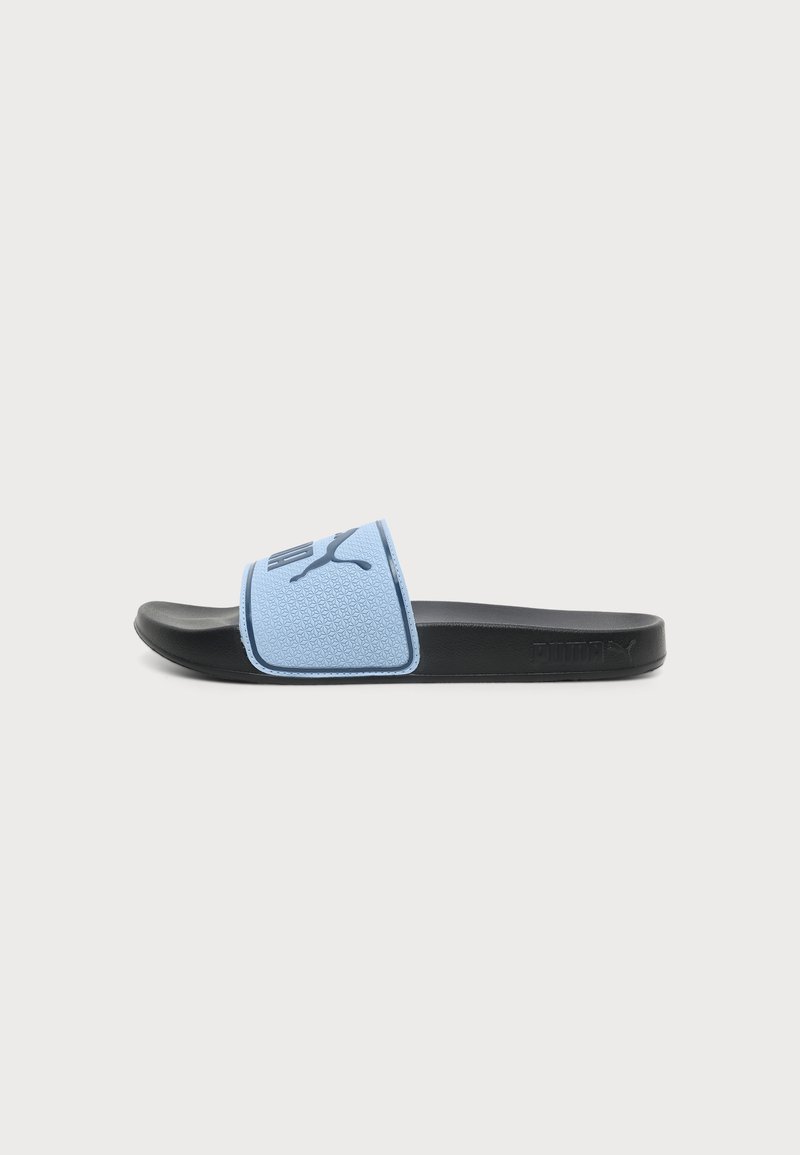 Μαύρο και ανοιχτό μπλε Puma slide σανδάλι με υφασμένο λουράκι και το λογότυπο Puma στο λουράκι, εμφανίζεται από πλάγια πλευρά σε απλό φόντο.