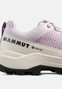 Svetlo vijolični pohodniški čevelj znamke Mammut z Gore-Tex materialom, oblazinjenim belim srednjim podplatom in debelim črnim profiliranim podplatom.