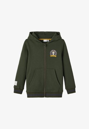 Groene hoodie met rits en een logo-patch aan de voorkant, twee voorzakken en geribbelde boorden met blauwe accenten. Gemaakt van zachte stof met een gladde textuur.