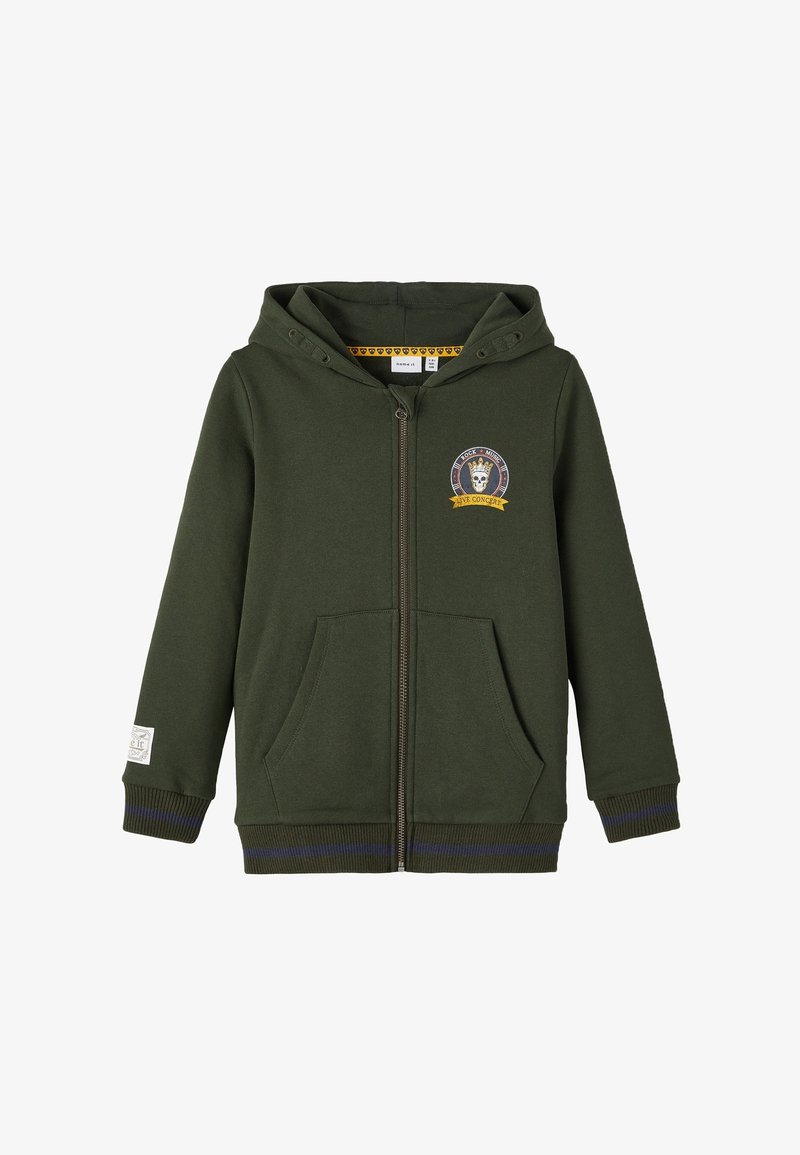 Sweat à capuche vert à fermeture éclair avec un patch logo sur le devant, deux poches avant et des poignets côtelés avec des accents bleus. Confectionné en tissu doux avec une texture lisse.