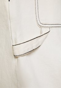 Bershka Džíny Relaxed Fit - white