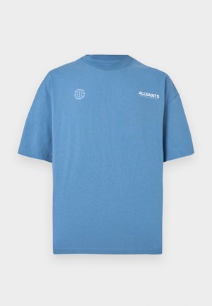 Sinine lühikeste varrukatega T-särk, millel on "ALLSAINTS" logo ja väikese maakera graafika rinnal, ümara kaelusega ja lõdva istuvusega.