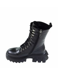 Czarne skórzane bojowe buty z grubą podeszwą, sznurowanym przodem, srebrnymi elementami, bocznym zamkiem błyskawicznym oraz teksturowanymi rowkami na podeszwie.