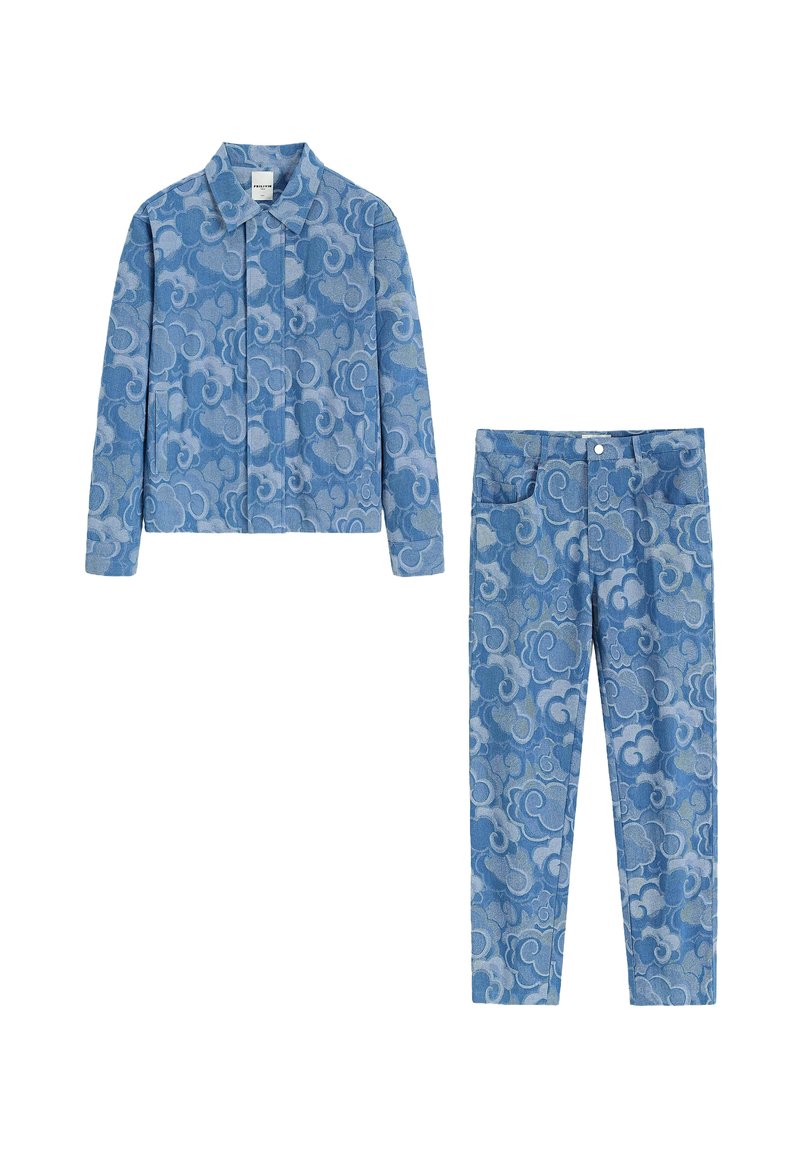 Ensemble de veste et pantalon à motifs bleus, présentant des motifs de nuages tourbillonnants en bleu clair et foncé, fabriqué dans un tissu texturé.
