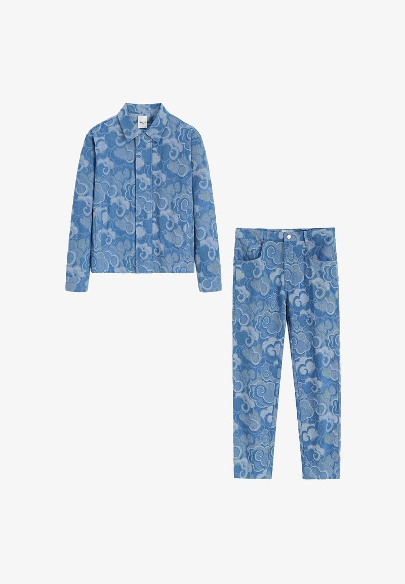 Ensemble de veste et pantalon à motifs bleus, présentant des motifs de nuages tourbillonnants en bleu clair et foncé, fabriqué dans un tissu texturé.