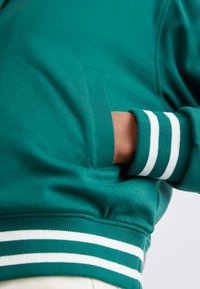 New Balance SPORTSWEARS GREATEST HITS INTERLOCK JACKET - Blouson Bomber - nightwatch green