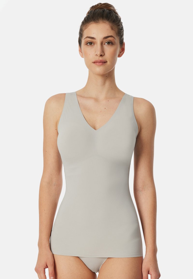 Débardeur gris clair en V, fabriqué en tissu lisse et extensible, avec des bretelles larges, conçu pour une silhouette ajustée, atteignant les hanches.