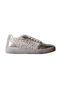 Baskets basses avec motif léopard blanc et argent métallique et lacets blancs sur une semelle gris clair.
