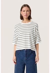 Stripet kortærmet top i hvid og mørkegrøn, lavet af blødt stof, med en bred halsudskæring og løs pasform, parret med blå denimbukser.