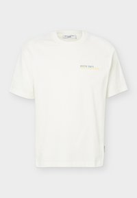 Λευκό κοντομάνικο T-shirt με μικρό κείμενο "Oyster Party Marc O’Polo Denim" σε μπλε και κίτρινο στην άνω αριστερή πλευρά του στήθους.