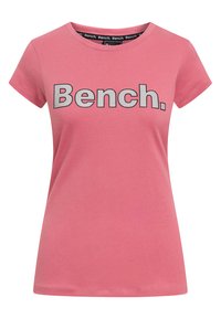 T-shirt rose à manches courtes en coton, arborant un logo "Bench." noir et blanc sur la poitrine, avec un col rond et une coupe ajustée.