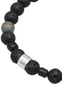 Palline di pietra vulcanica nera con chiusura in argento 925; presenta una miscela di texture opache e lucide, inclusa una pallina di accento in marmo blu.