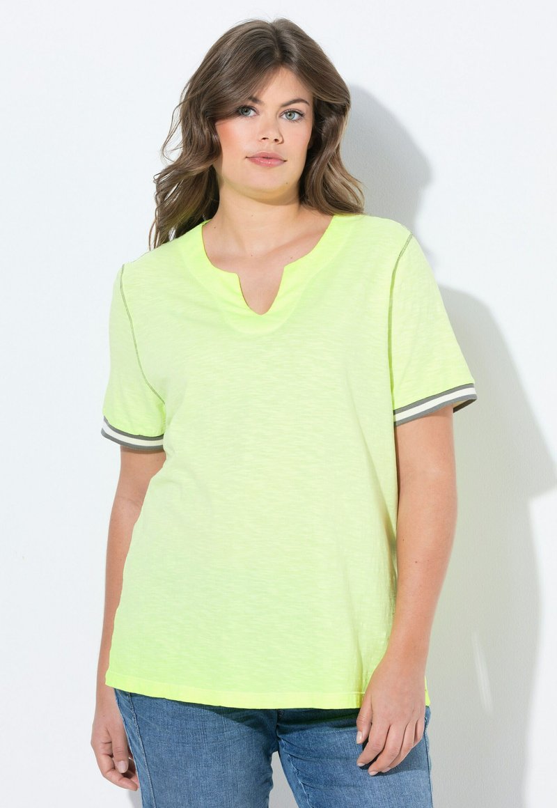 T-shirt giallo neon a maniche corte con scollo a V, con dettagli a righe grigie sulle maniche e una vestibilità comoda. Tessuto leggero.