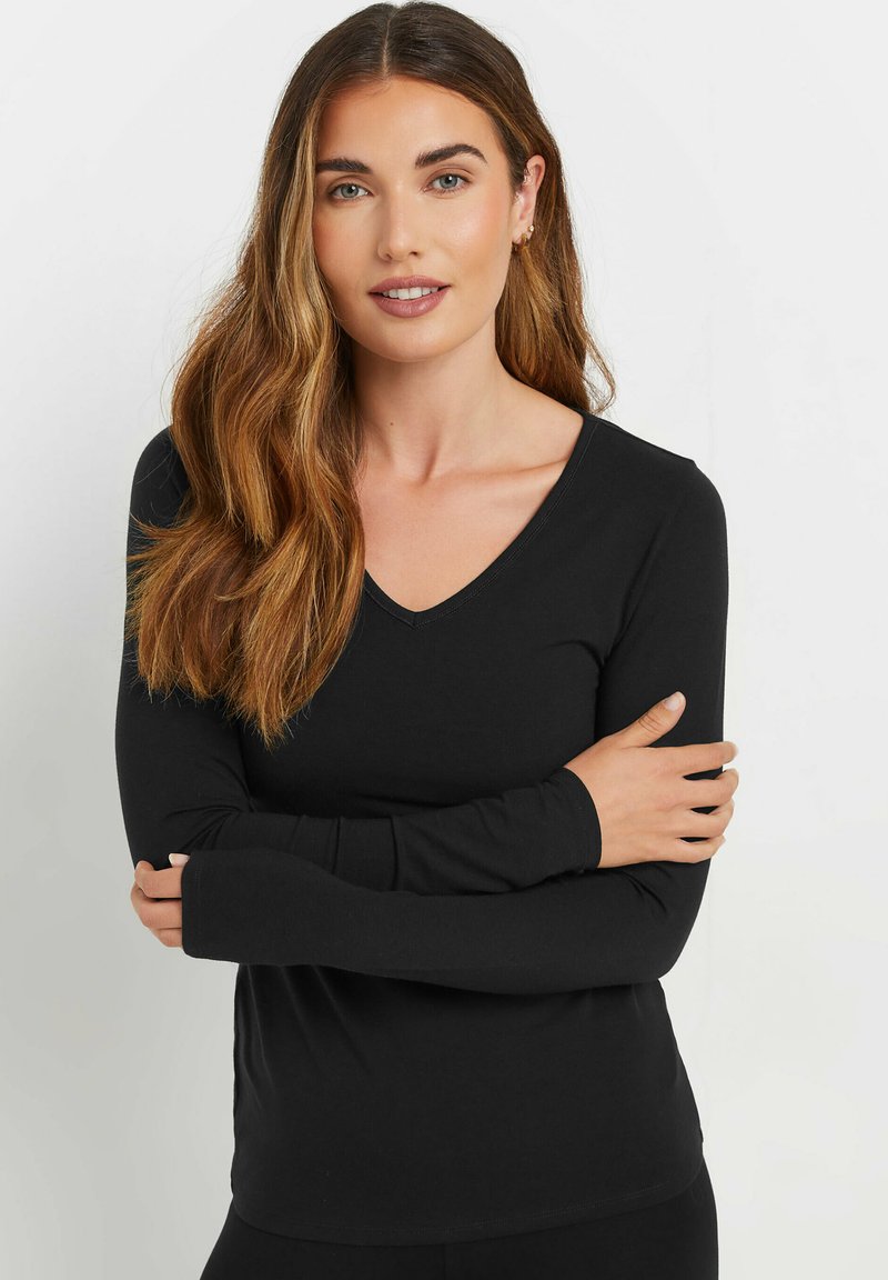 Top nero a maniche lunghe con scollo a V realizzato in cotone elasticizzato. Presenta maniche aderenti e una superficie liscia. Senza fantasie o decorazioni.