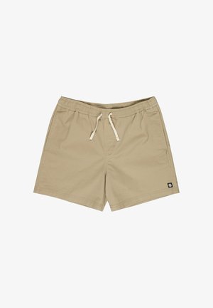 Beige afslappede shorts med elastisk taljebånd og snøre, sidelommer og et lille sort logo-patch nær bundkanten.