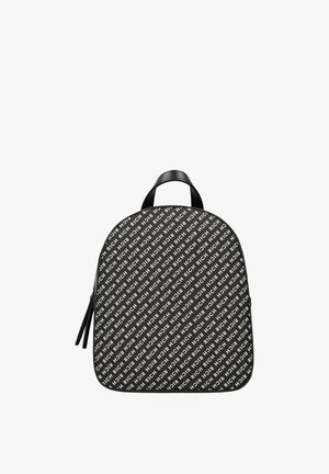Schwarzer Rucksack mit sich wiederholendem diagonalen weißen "RICH"-Textmuster und einem oberen Tragegriff, vor weißem Hintergrund.