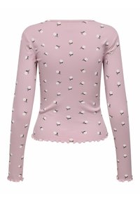 Lila bluzka z długim rękawem o prążkowanej fakturze, z rozproszonym kwiatowym wzorem w białym i czarnym kolorze. Żałobne wykończenie u dołu i na mankietach.