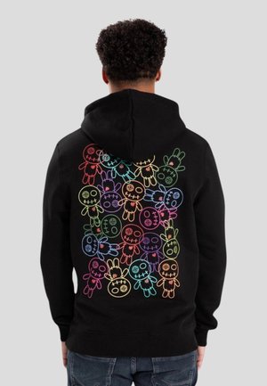 Zwarte hoodie met een kleurrijk, speels ontwerp van cartoonachtige figuren op de achterkant, met verschillende vormen en gezichtsuitdrukkingen.
