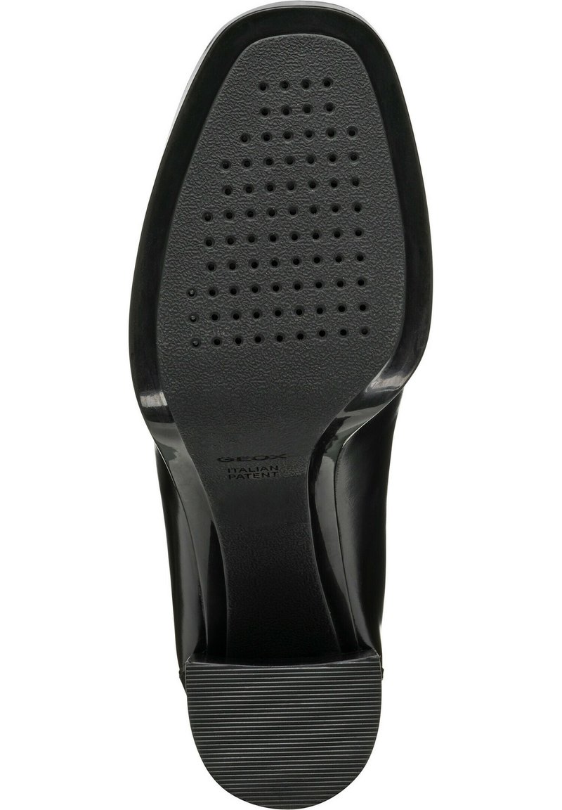 Soletta nera con texture antiscivolo e perforazioni. Presenta una finitura lucida in patinato sulla parte superiore e un leggero tacco.