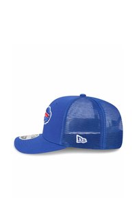 Blaues Baseballcap mit Mesh-Rücken, gebogenem Visier, gesticktem Logo auf der Vorderseite und kleinem Logo an der Seite. Material aus Baumwoll-Polyester-Mischung.