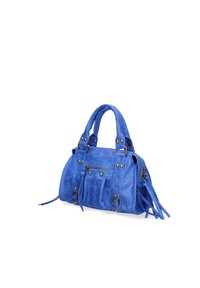 Borsa a mano in suede blu con doppio manico superiore, tasca con zip, borchie decorative e dettagli frangiati, caratterizzata da una forma arrotondata e una finitura testurizzata.