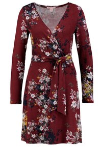 Burgundy blommig omslagsklänning med långa ärmar, med en knytning vid midjan och flerfärgade blommönster genomgående, tillverkad av mjukt tyg.