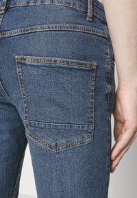 Redefined Rebel COPENHAGEN  - Traperice uskog kroja - medium blue