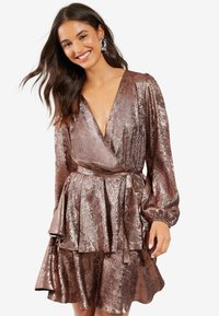Friends Like These LONG SLEEVE SHIMMER RUFFLE WRAP REGULAR FIT - Rochie cocktail/Rochie petrecere - pink