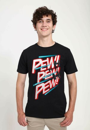 Schwarzes T-Shirt mit fettem, weißem und rotem "PEW!"-Text und blauen Akzenten, vor einem grafischen Hintergrund eines TIE-Jägers.
