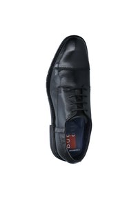 Zwarte leren veterschoen met een gladde afwerking, ronde neus en contrasterende binnenvoering. Inclusief stiksel en minimalistisch ontwerp.