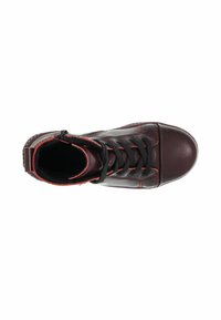 Baskets montantes en cuir bordeaux avec lacets noirs, col rembourré et coutures rouges contrastantes. Équipées d'une fermeture éclair sur le côté pour un enfilage facile.