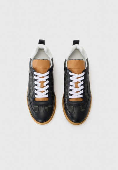 Sneaker in pelle nera e tessuto fantasia con dettagli in tonalità sabbia, lacci bianchi e suola in gomma naturale. Presentano una linguetta imbottita e un logo.